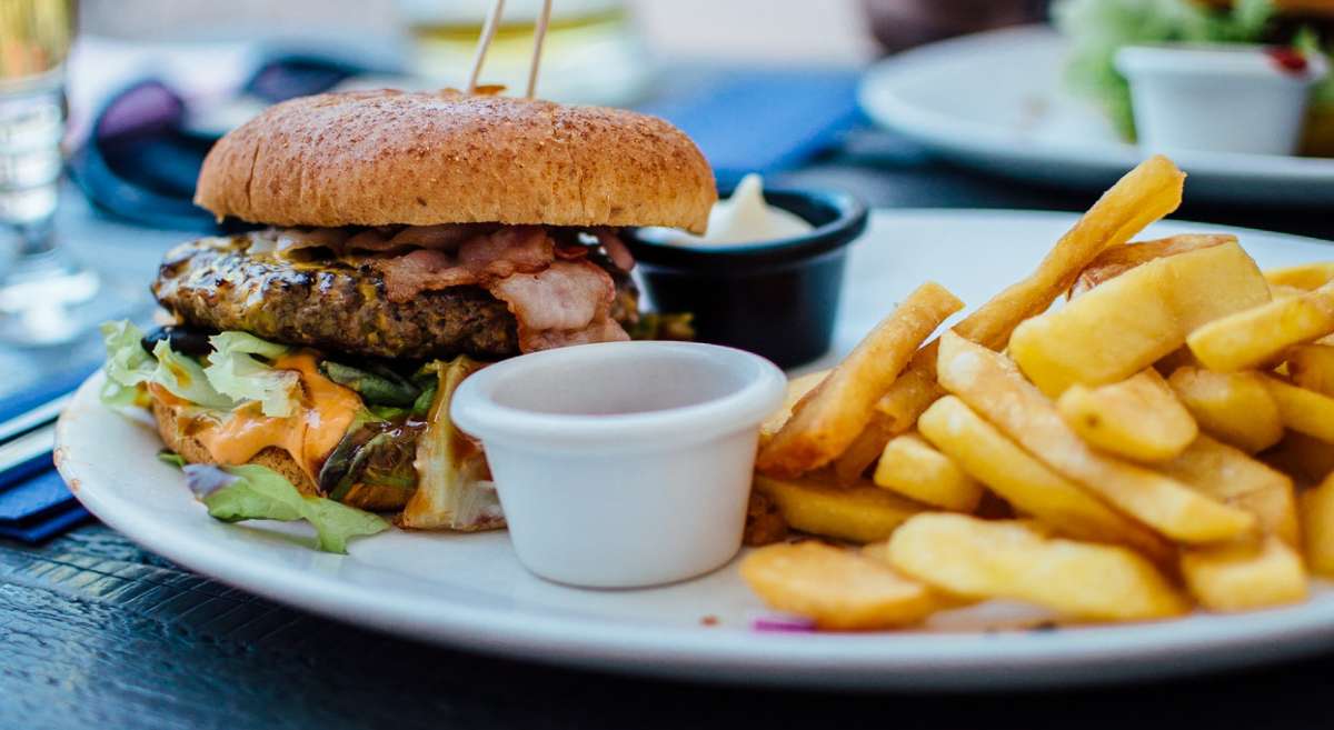 hamburger and chips